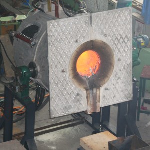 Induction steel melting furnace